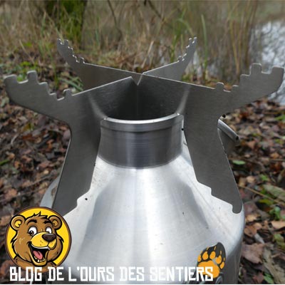 le support pour popote se place sur le haut de la cheminée de la bouilloire kelly kettle