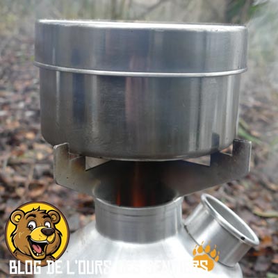 le support popote s'adapte sur la kelly kettle et permet d'utiliser et stabiliser une casserole sur la kelly kettle