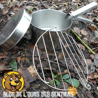 Le kit de cuisson Kelly kettle permet de compléter votre boilloire avec une popote de cuisson avec couvercle, d'une pince preneuse et d'une grille de cuisson