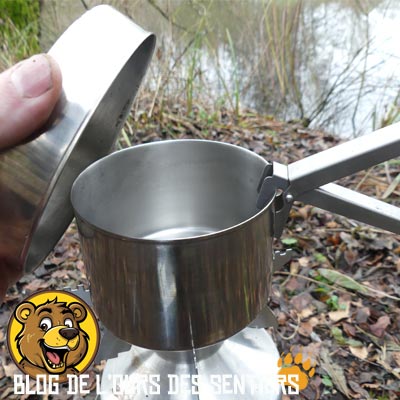 Cuisiner avec un pot de cuisson est facile sur le réchaud bois kelly kettle et au set de cuisson complet