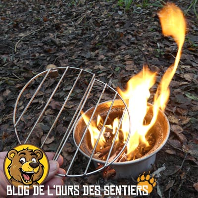 la double demi grille du set de cuisson kelly kettle transforme le réchaud en grill