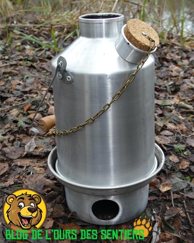 boulloire montée sur un réchaud bois, la kelly kettle permet de réchauffer et faire bouillir de l'eau très rapidement