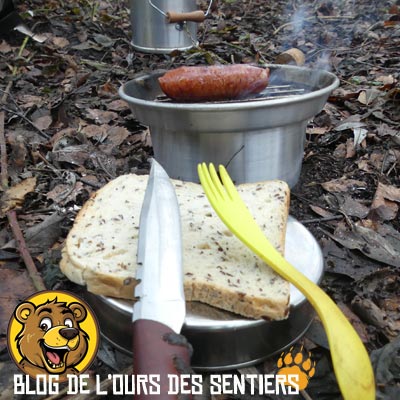 Une fois que vous avez de l'eau chaude dans la bouilloire kelly kettle, transformez le réchaud bois en mini barbecue