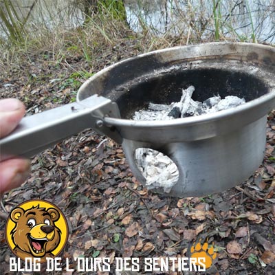 Pratique la petite pince preneuse du set de cuisson pour déplacer le bloc du foyer de la kelly kettle tant qu'il est encore chaud