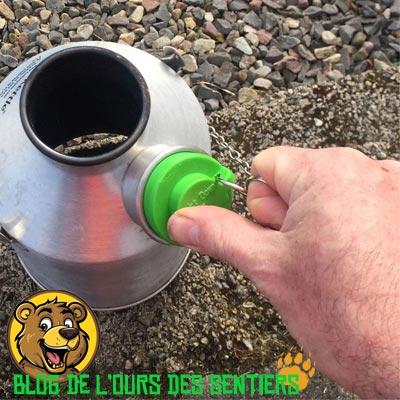 le bouchon de la bouilloire kelly kettle comporte un sifflet permettant de vous informer dès que l'eau se met à bouillir