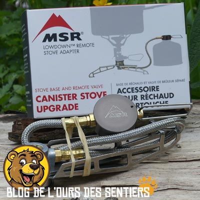 L'accessoire de déport cartouche de gaz réchaud Lowdown MSR permet de mieux stabiliser un réchaud gaz randonnée au sol