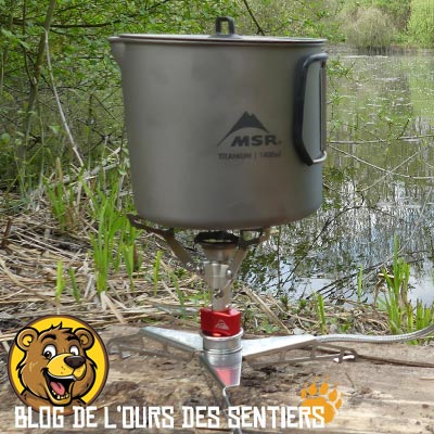 Vue d'une bouilloire Titane Kettle MSR de 1.4 litres sur réchaud Pocket Rocket MSR