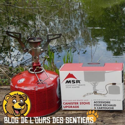 Pour pallier aux défauts de stabilité d'un réchaud de randonnée monté sur cartouche, MSR propose un système accessoire de déport pour bruleur et cartouche de gaz