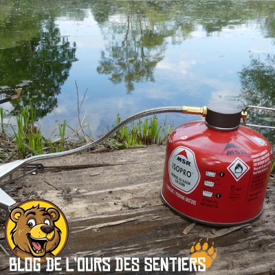 La longueur du tuyau de conduite de gaz sur le MSR Lowdonwn est juste suffisant pour bien déporter le réchaud par rapport à la cartouche