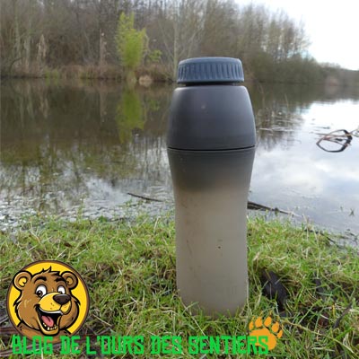 Avec son corps souple et repliable, la gourde meta platypus offre une bonne prise en mains
