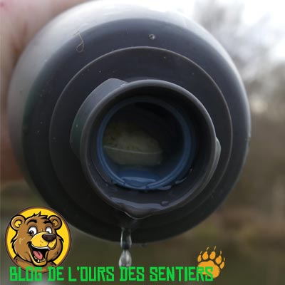 Une simple pression sur le corps en silicone souple de la gourde platypus meta permet d'amorcer la filtration de l'eau potable