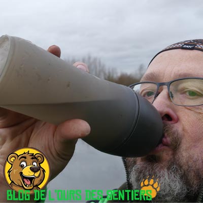 la prise en main de la gourde meta platypus est agréable grâce à son silicone souple