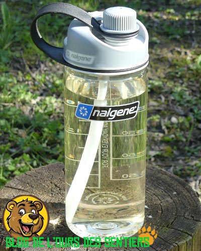 A la fois rigide et souple, la paille d'aspiration de l'eau potable dans la gourde multidrink atteind le fond de la gourde nalgene