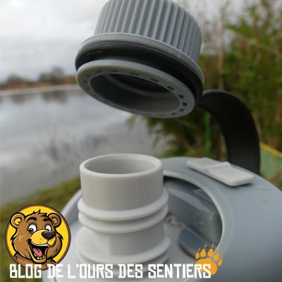 Avec son bouchon robuste, le petit goulot de la gourde nalgene multidrink permet une hydratation adaptée à vos besoins de randonneurs