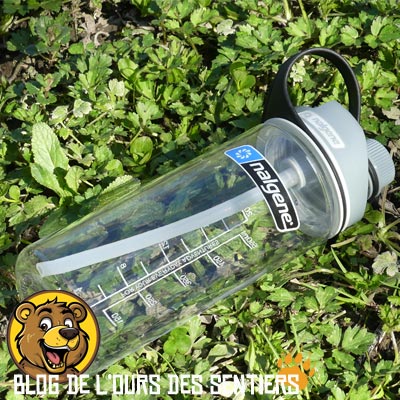 Conçue en tritan, polyester alimentaire sans bpa, la gourde multidrink de Nalgene est robuste et résiste bien aux chocs
