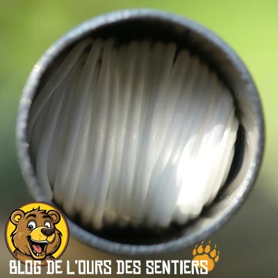 Une membrane à fibres creuses filtrantes est utilisée pour le traitement de l'eau dans la paille sip Lifestraw