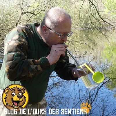 Fine et longue, la paille de filtration Lifestrax Sip permet de boire de l'eau directement dans une bouteille ou une gourde randonnée