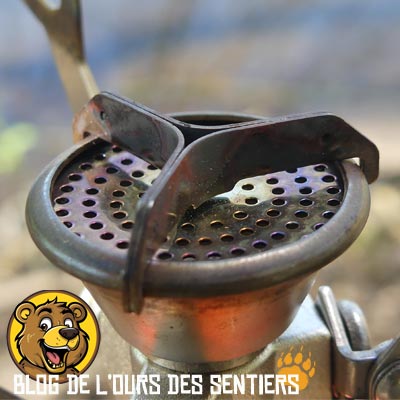 Le petit pare-vent directement intégré au bruleur du réchaud MSR Pocket Rocket permet de protéger la flamme du vent