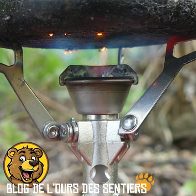 Avec sa petite taille de bruleur, le réchaud MSR Pocket Rocket concentre la chaleur de la flamme sous la popote pour une meilleure diffusion de la chaleur