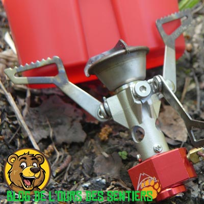 Une petite boite rigide en plastique est fournie avec le réchaud Pocket Rocket 2 MSR permettant son rangement et protection pendant le transport
