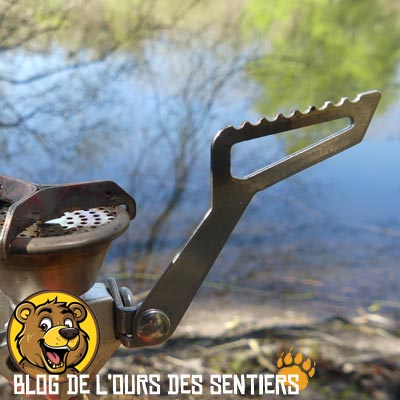 Les branches qui composent le support popote sur le réchaud Pocket Rocket MSR sont très robustes à la charge de lourdes popotes