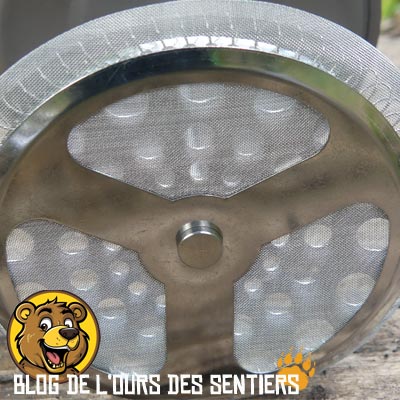 Les mailles de la grille permettant la séparation du marc et du café sont assez fine, ne laissant que très peu passer les grains de café moulus