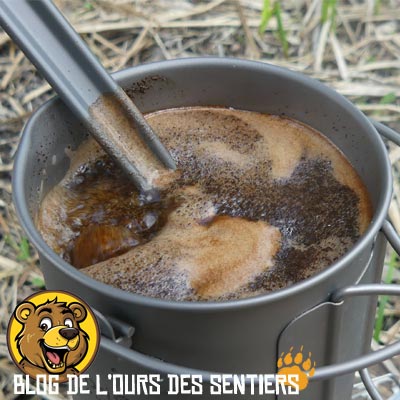 Afin d'obtenir un bon café dans un presse café à piston, il faut bien mélanger le café moulu dans l'eau chaude