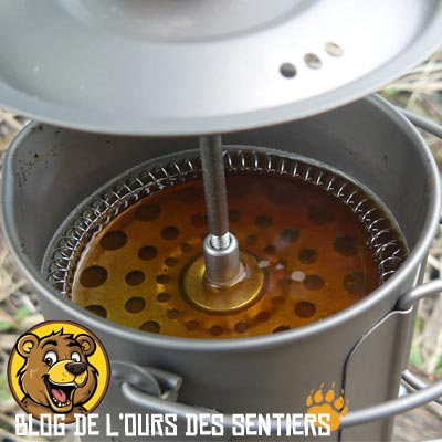 L'action du piston de la cafetière french press et de sa grille de filtration à mailles fines permet de finaliser son café