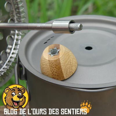 Utiliser le french press à piston est plus délicat dans le cadre d'un pot titane de cuisson ultra léger