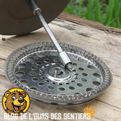 Pour libérer le couvercle du presse café, il est possible de démonter la grille du piston sur le french press origin outdoors