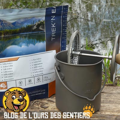 Le presse française à café moulu origin outdoors permet de préparer un café plus intence et savoureux sur un bivouac bushcraft