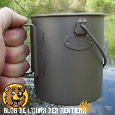 Les poignées repliables du pot de cuisson 3 en 1 presse café origin outdoors permettent une bonne prisen en mains de la tasse