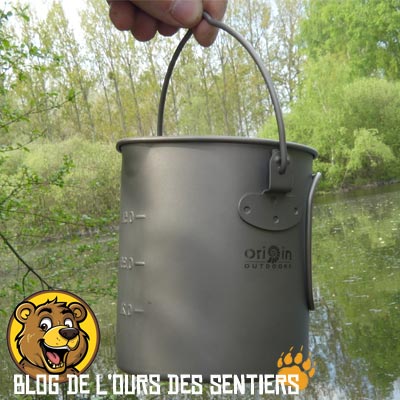 La anse de suspension de la cafetière à piston origin outdoors permet de l'accrocher au dessus d'un feu de camp