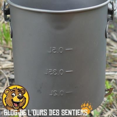 De belles graduations bien marquées et très visibles sont présentes sur le côté du pot en titane 3 en 1 presse café Origin Outdoors