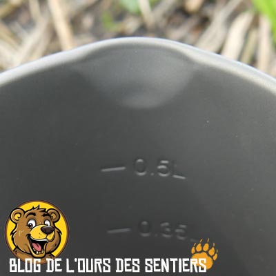 Le bec verseur présent sur le pot en titane French Press Origin Outdoors est bien formé pour permettre l'écoulement du café et autres boissons chaudes