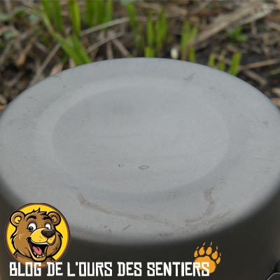 Le fond du pot en titane n'est pas plat et comporte un léger renfoncement assurant une assez bonne centralisation de la flamme du réchaud afin d'optimiser la diffusion de la chaleur dans le récipient.