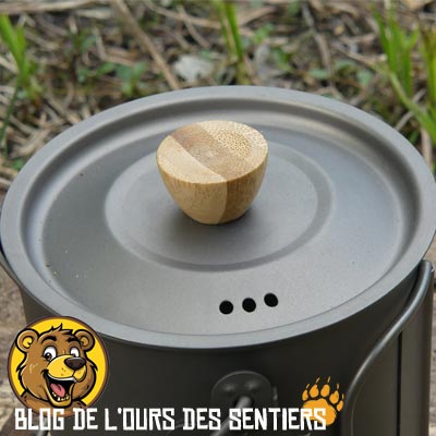 Le couvercle du presse café à piston en titane Origin Outdoors comporte une vraie poignée anti brulure