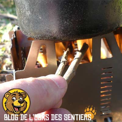 Alimentation du foyer du réchaud à bois Fabogliss par fenêtre d’accès avec petit bois.