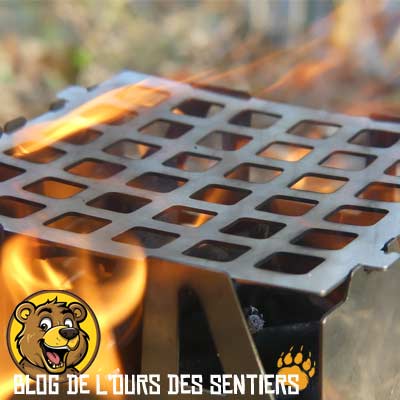 Déformation légère de la grille inox sur réchaud à bois Fabogliss sous forte chaleur.