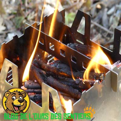 Foyer du réchaud à bois Fabogliss en combustion avec flammes et foyer bien lancé