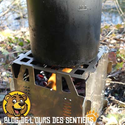 Grille de cuisson optionnelle sur réchaud à bois Fabogliss pour stabiliser une petite popote.
