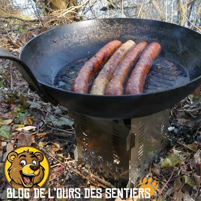 Grande poêle en acier 26 cm sur réchaud à bois Fabogliss supportant une charge lourde.