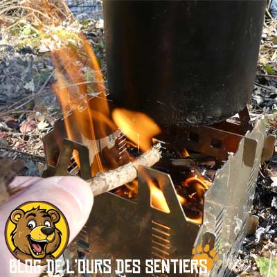 Ouverture large du réchaud à bois Fabogliss pour alimentation du foyer en petit bois.
