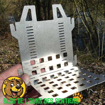 Ouvertures d’aération et grille foyer réchaud à bois Fabogliss pour combustion efficace.