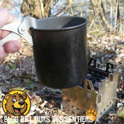 Popote posée sur réchaud à bois Fabogliss en utilisation bivouac.