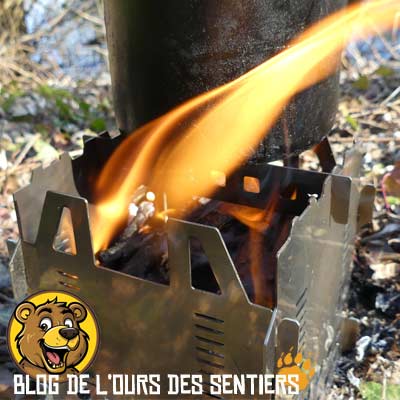 Petite popote mal centrée sur réchaud à bois Fabogliss en bivouac.