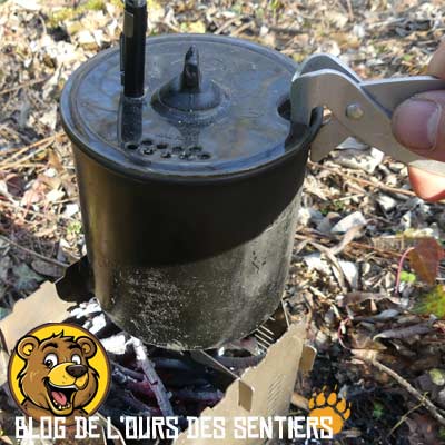 Popote MSR solo posée sur réchaud à bois Fabogliss pour cuisson en bivouac.