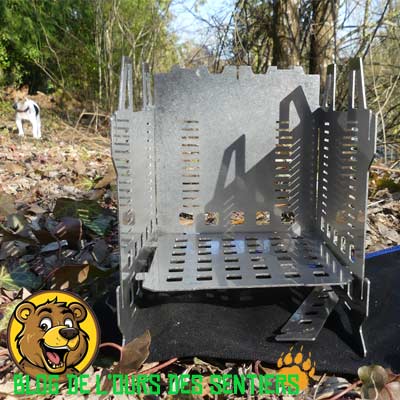 Intérieur du réchaud à bois Fabogliss avec parois montées et grille d’aération du foyer.