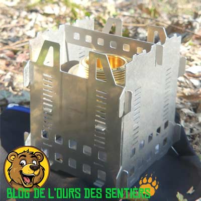 Réchaud à bois Fabogliss inox monté prêt à l’emploi pour bivouac et bushcraft.