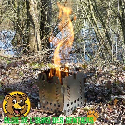 Réchaud à bois Fabogliss utilisé sur sol dégagé en bivouac avec précautions sécurité feu.